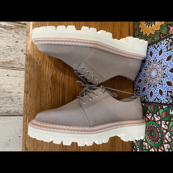 NWT DOLCE VITA leather shoes with white high rise soles! NEUTRAL & FUN!! - Picture 6 of 10